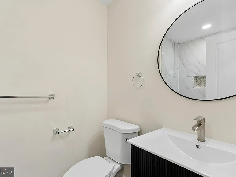 2416 E Hoffman St — Photo 13