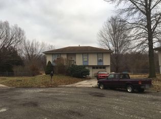 1305 SE 20th St, Oak Grove, MO 64075