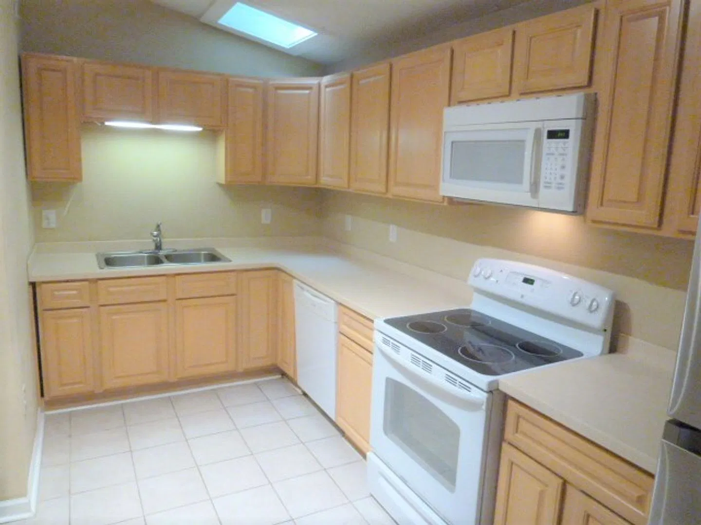 Check out this updated 3br on Stephens St., available in August...walk to campus! — Photo 2