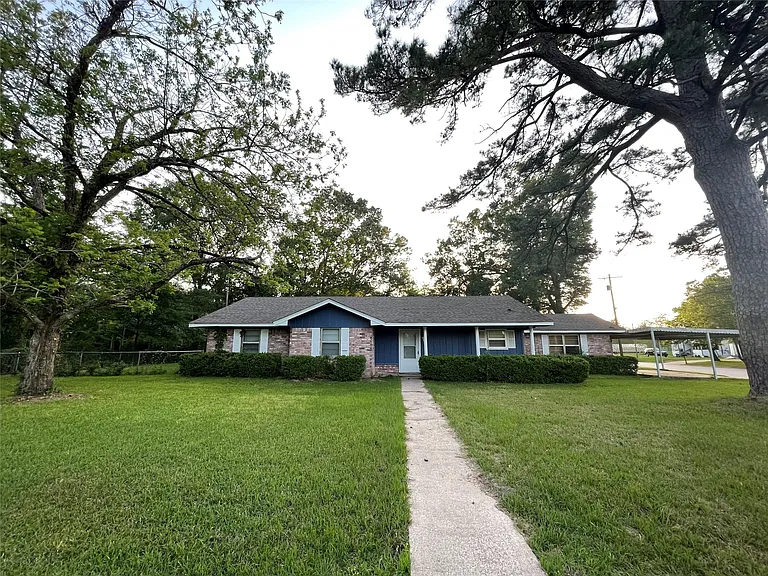1015 Dogwood Ave — Photo 1