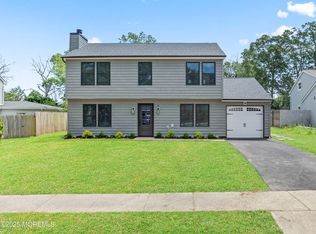 18 Sextant Dr, Barnegat, NJ 08005