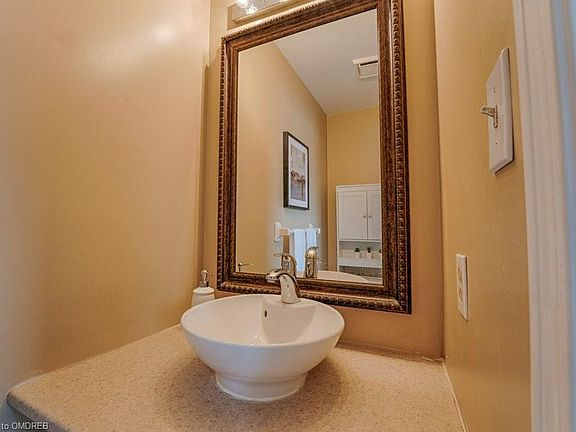 4th image of 102 Glenashton Dr