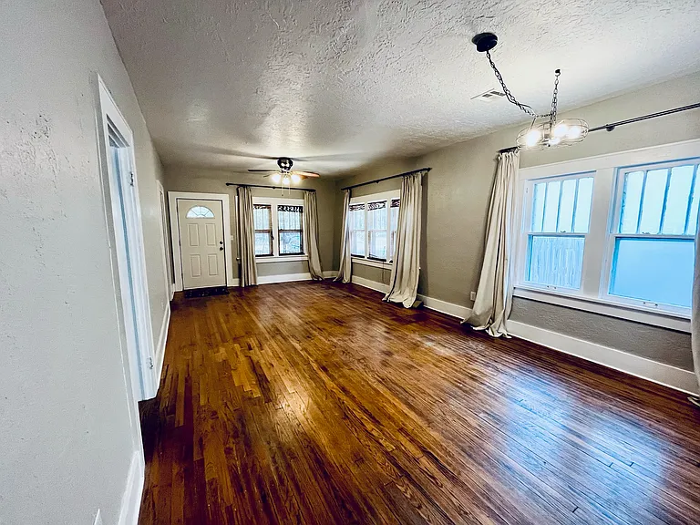 205 S Flood Ave — Photo 6