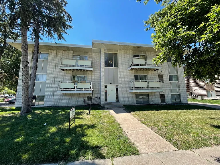 2445 E St — Photo 3