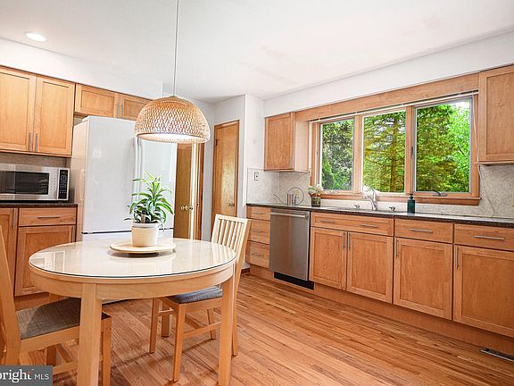 5th image of 38 Maple Ln