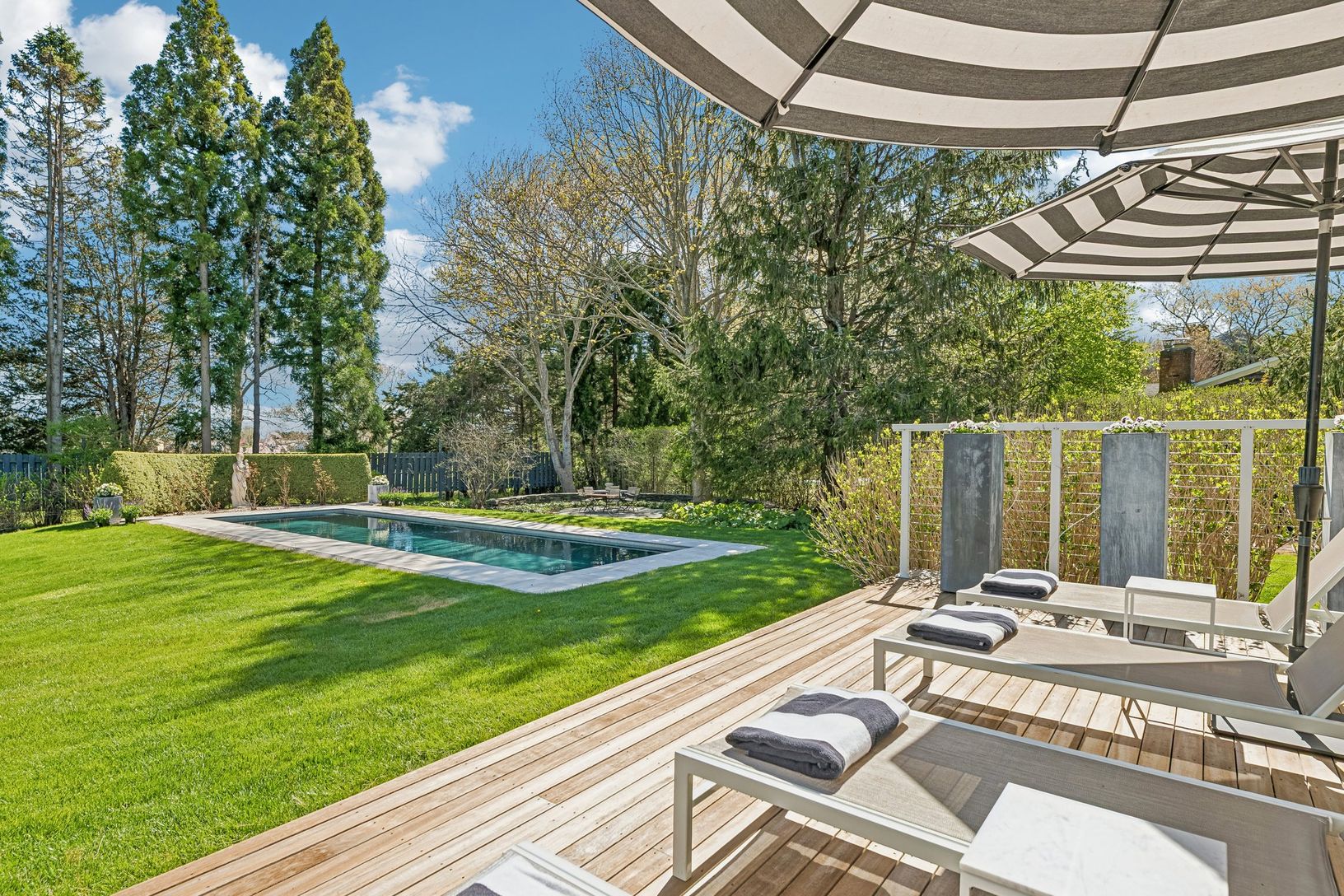  overlooking garden and pool