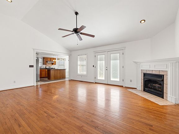 5th image of 220 Savanna Dr