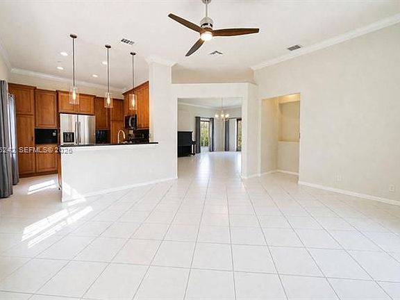 4th image of 717 Tanglewood Cir #0