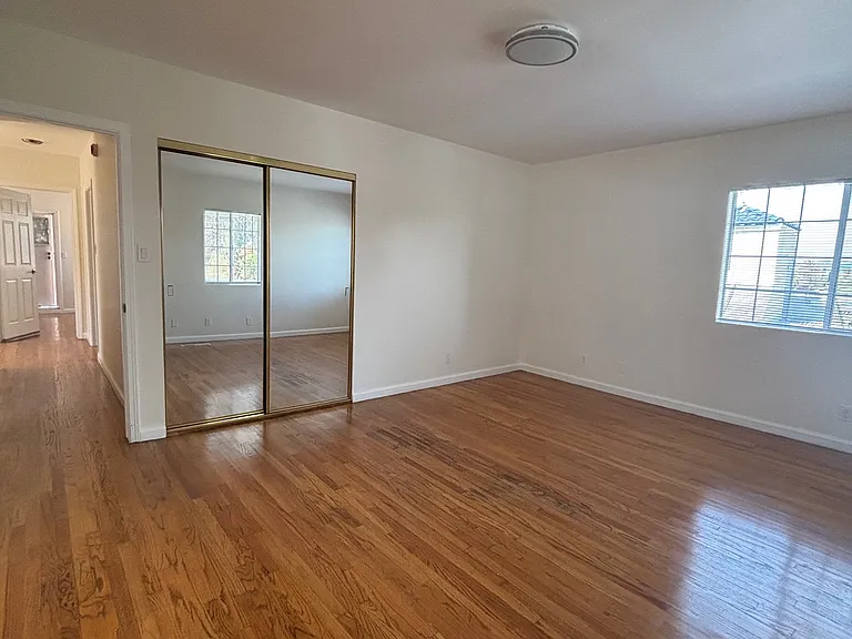 221 S Commonwealth Ave — Photo 18