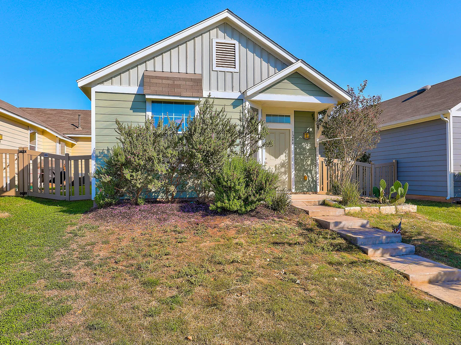 3 bed, 1160 sqft, $1,695 — Photo 2