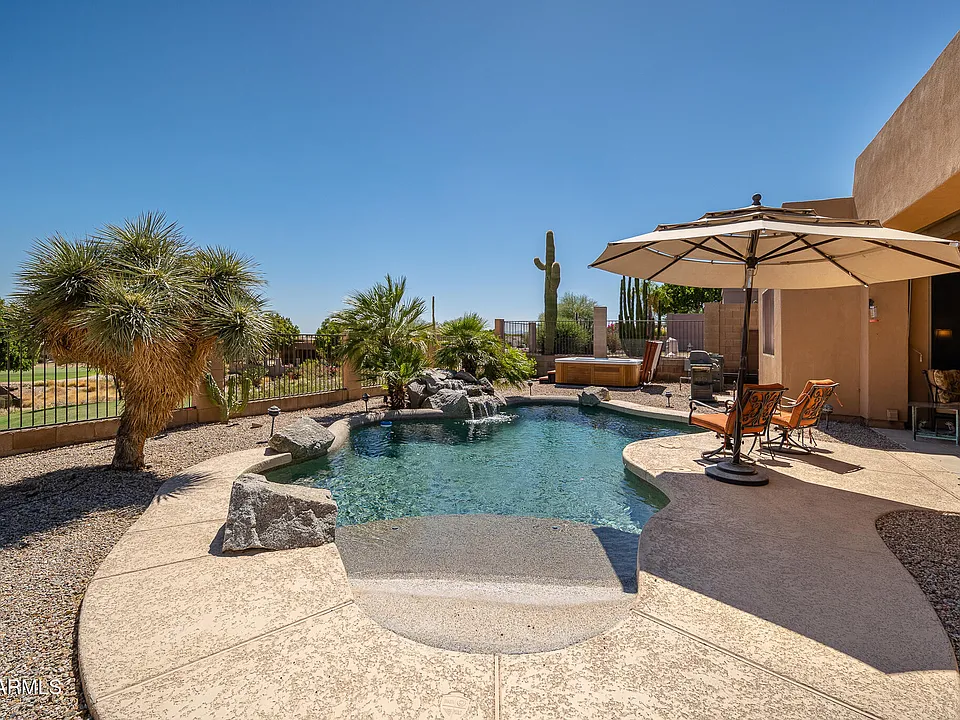 6037 W Robin Ln