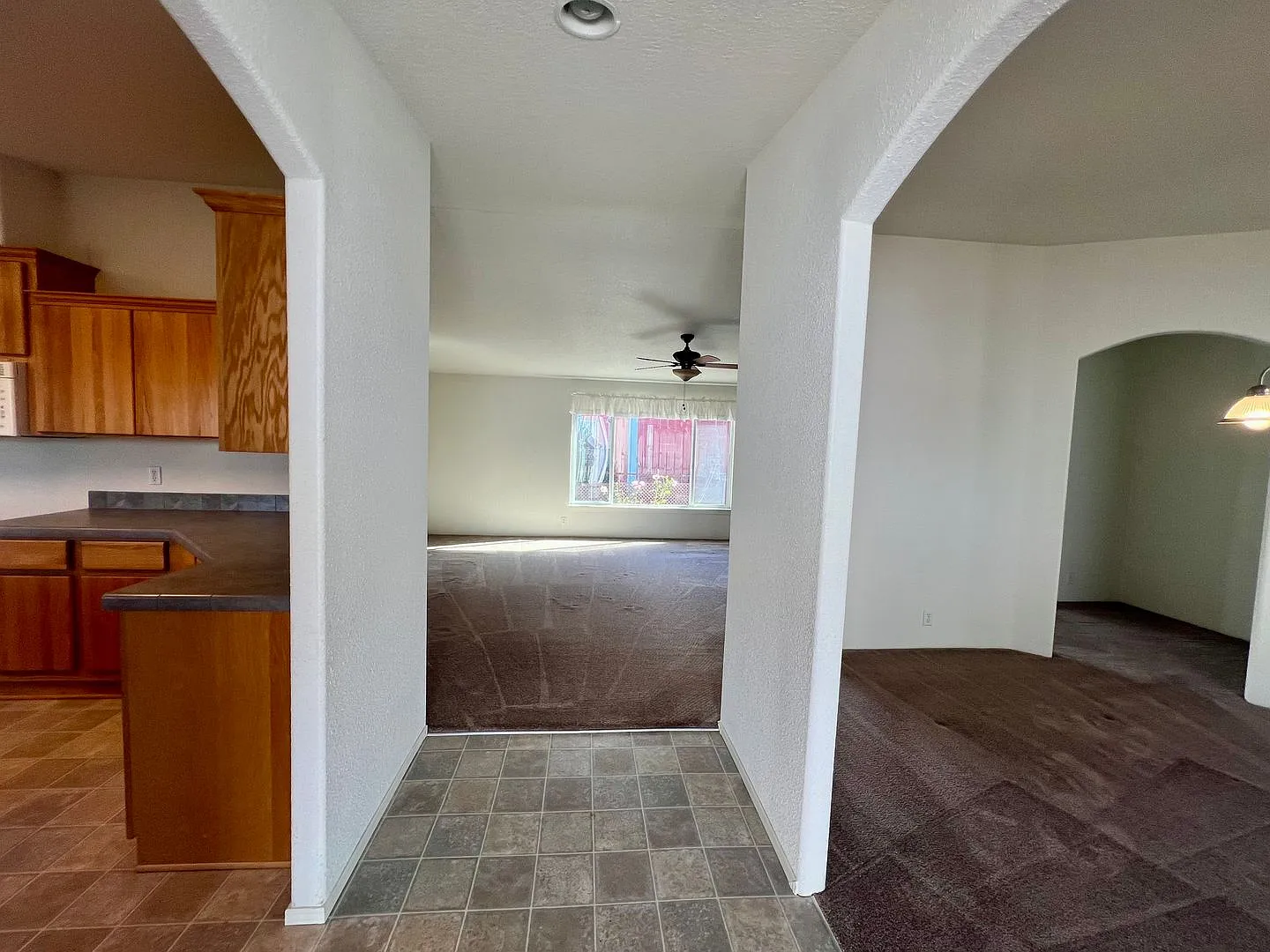 Spacious 3 Bedroom Home in Lakeside — Photo 2