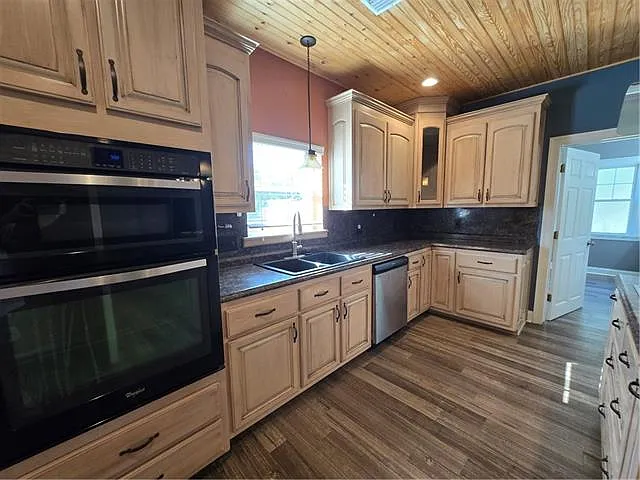 300 Saint Charles Blvd — Photo 13