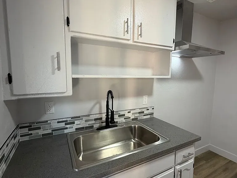 8464 S Avalon Blvd — Photo 14