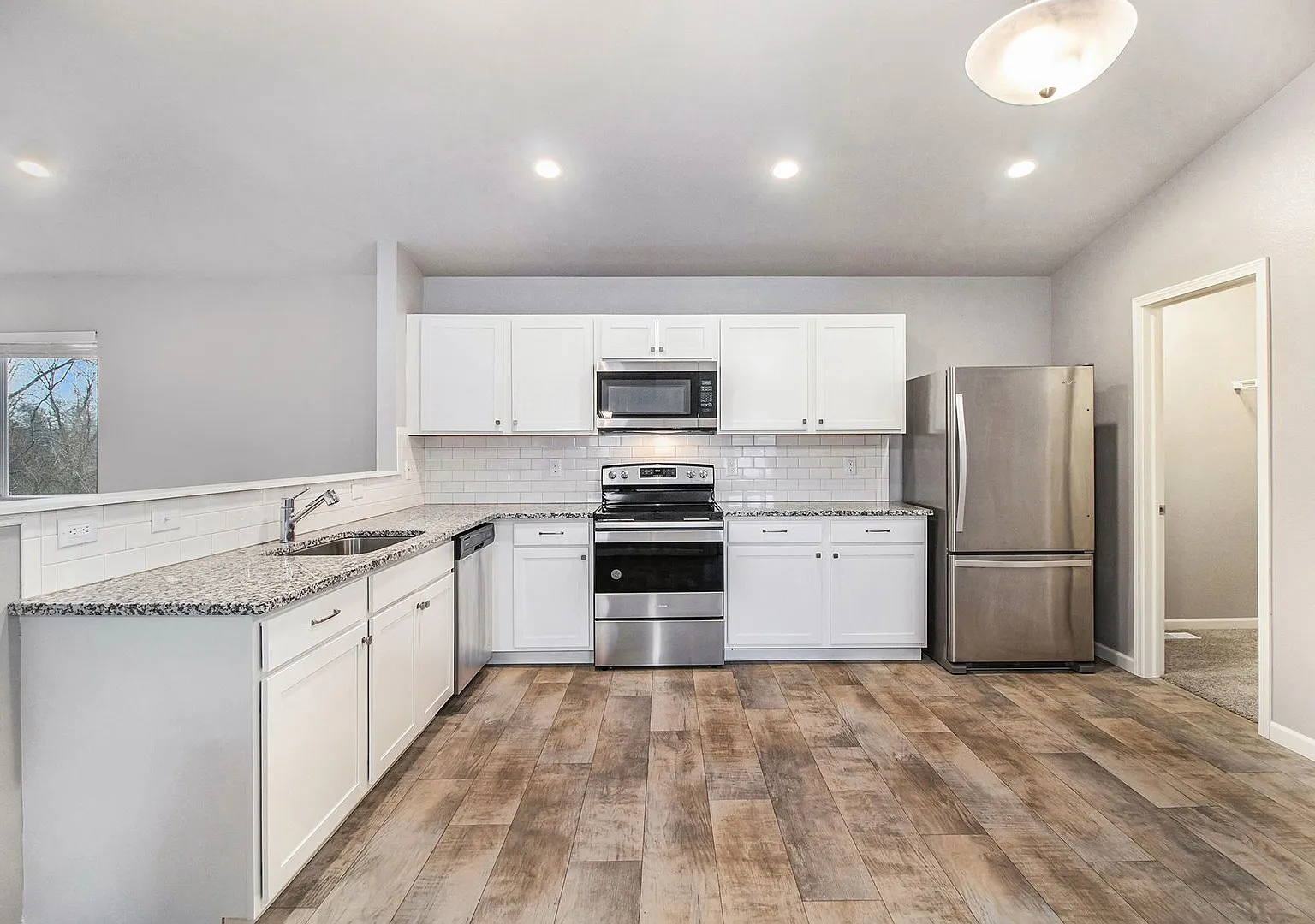Move-In Special: Get October FREE! Move in by September 30th to receive FREE rent for October. Ta... — Photo 2