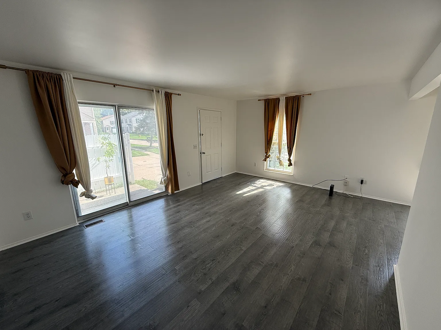2 bed, 1.5 bath, 1395 sqft, $1,400 — Photo 3