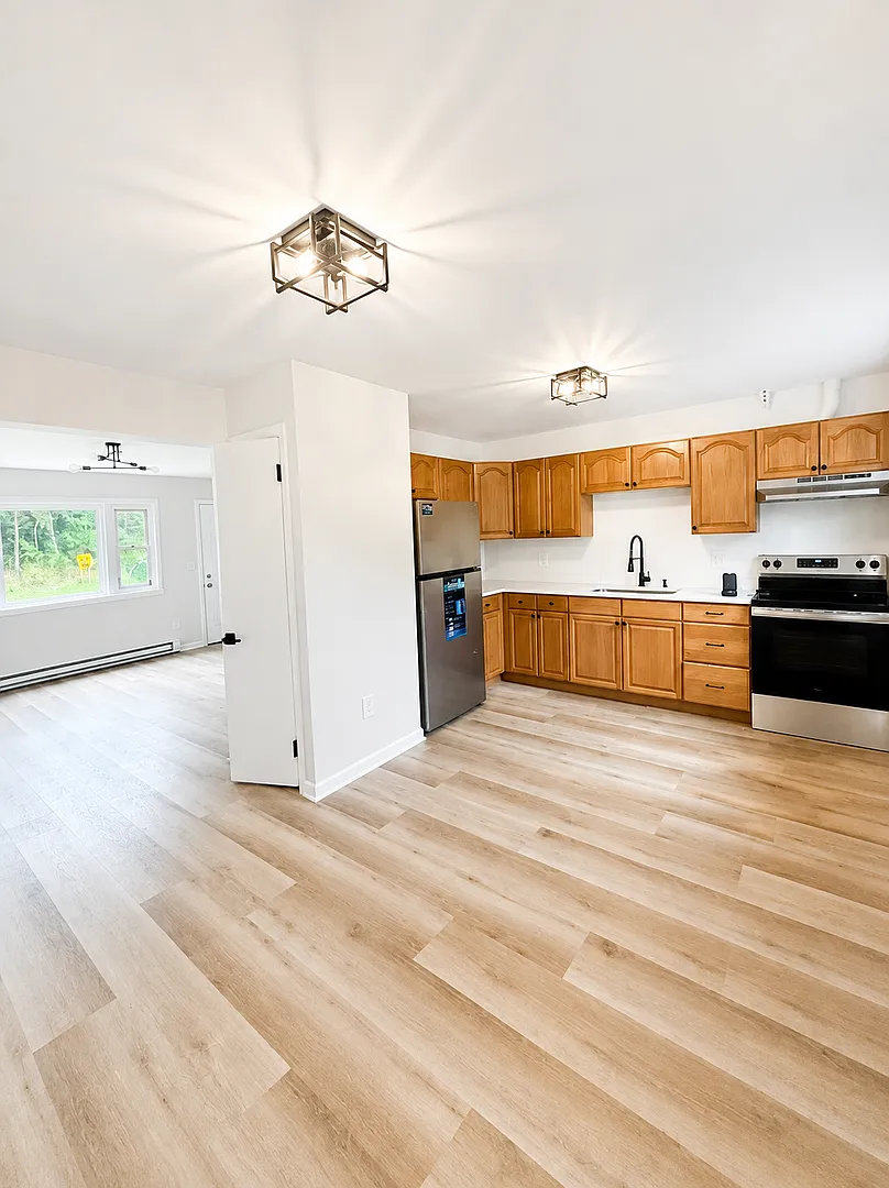 Newly Renovated 2 Bedroom Townhome - Moosup, CT — Photo 2
