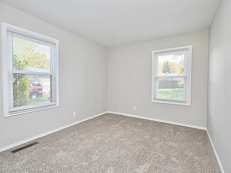 647 Bellaire Ct — Photo 14