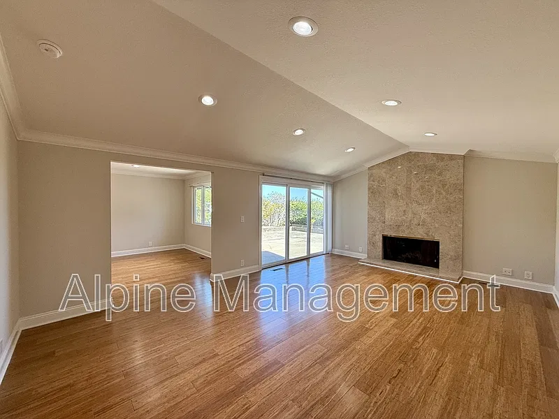 3 bed, 2.5 bath, 2000 sqft, $7,995 — Photo 3