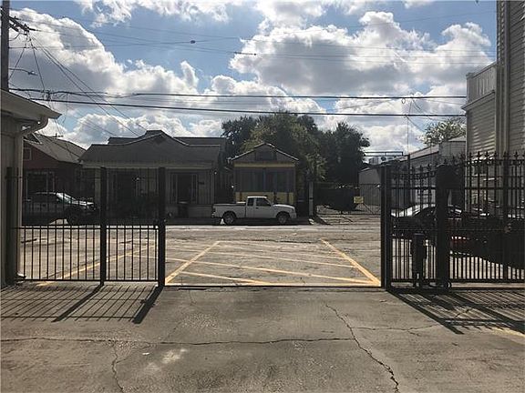 2nd image of 2229 Burgundy St #B