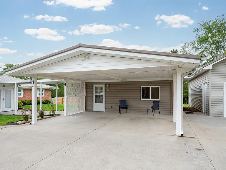 115 Cassidy Dr — Photo 2