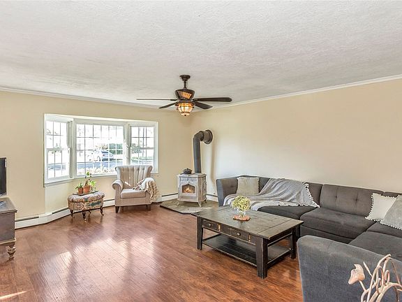 3rd image of 201 Center Ln