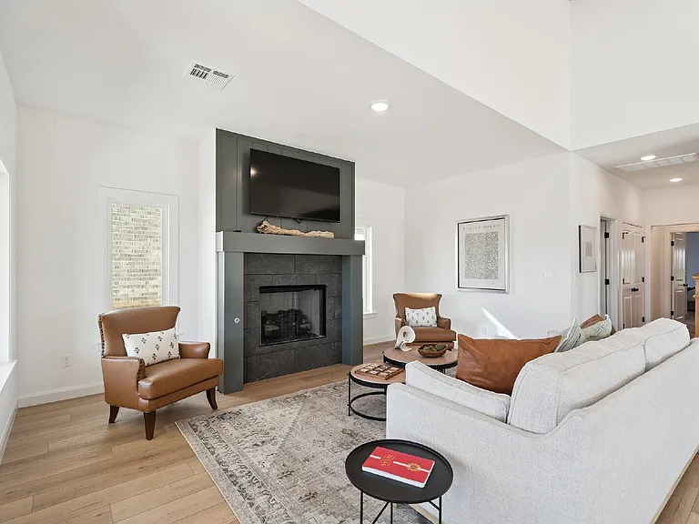 2410 W Charleston St — Photo 17