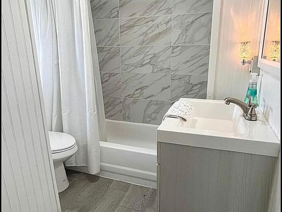 5th image of 209 Oakwood Ave #B