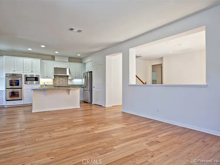 34 Roycroft — Photo 2