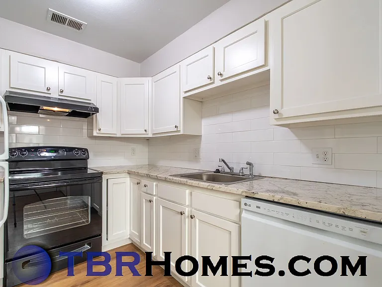 8656 W 62nd Pl — Photo 7
