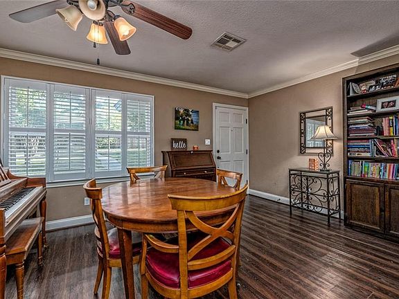 3rd image of 408 White Oak Dr