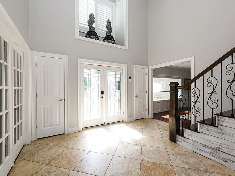 1130 John Anderson Dr — Photo 2