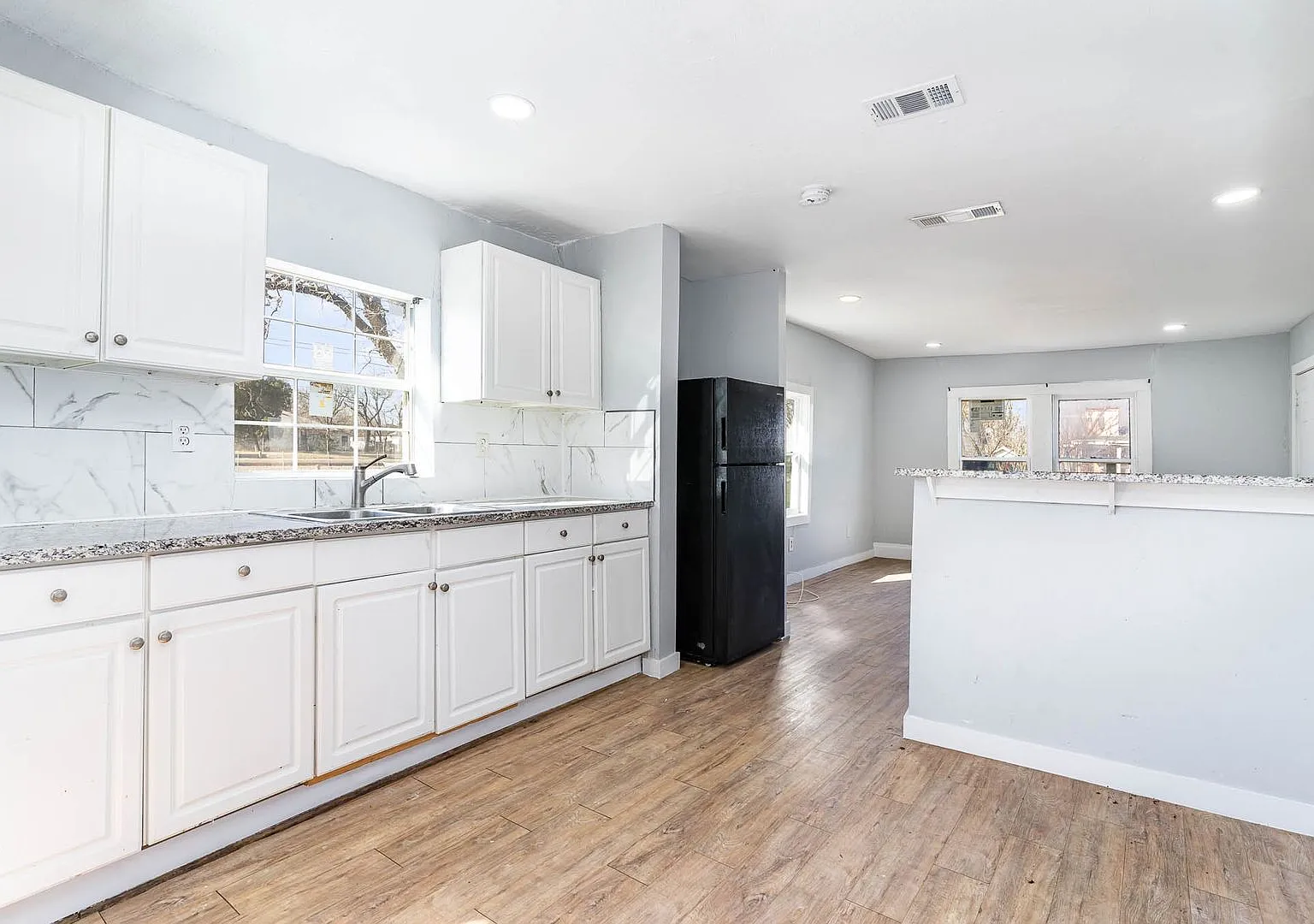 Spacious 4-Bedroom Home in Prime Dallas Location Near Transit, Schools & Downtown Access — Photo 3
