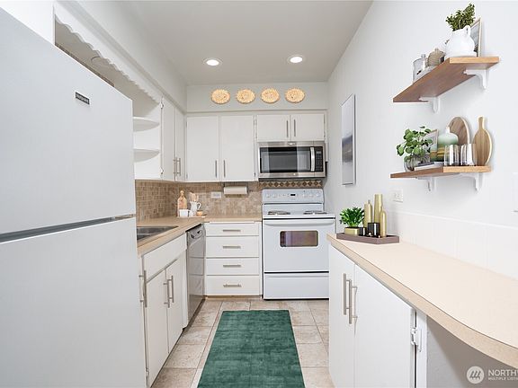 4th image of 440 St. Helens Avenue #204