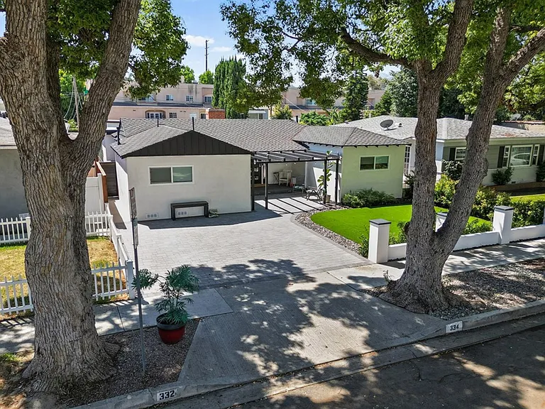 334 W Valencia Ave — Photo 2