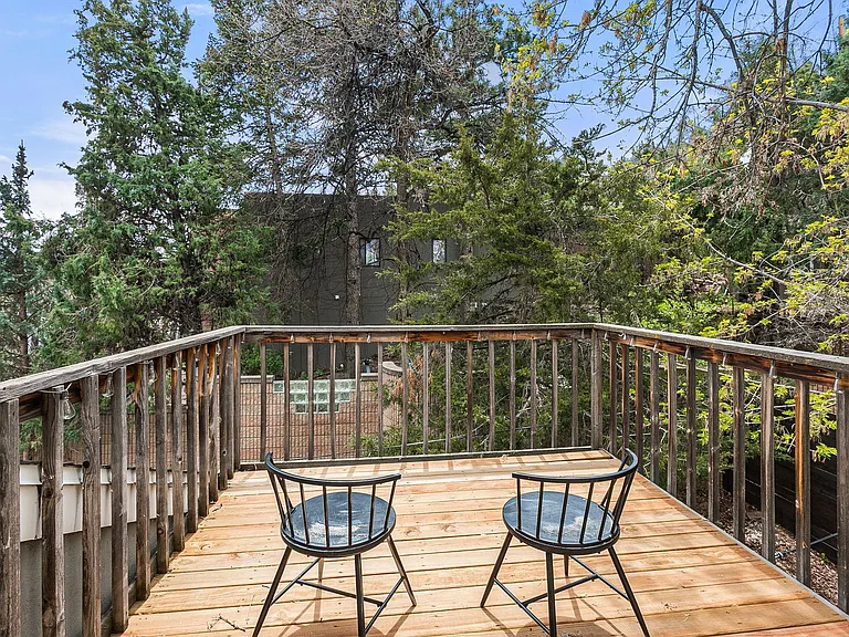 1099 Gilbert St — Photo 32
