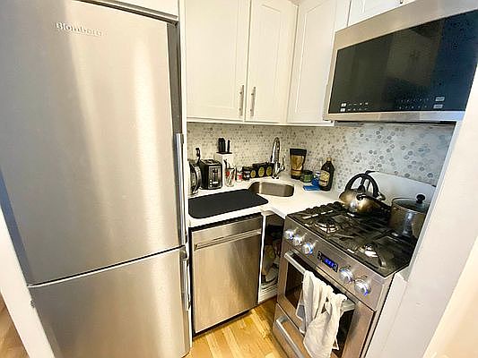 4th image of 244 Waverly Pl APT 4A