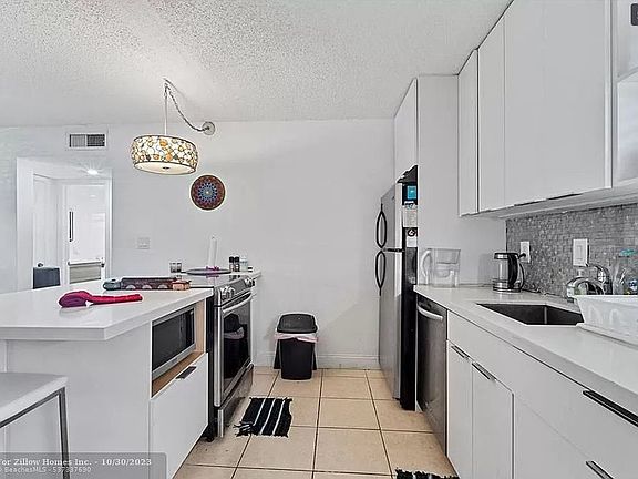 5th image of 905 NE 28th St APT 103