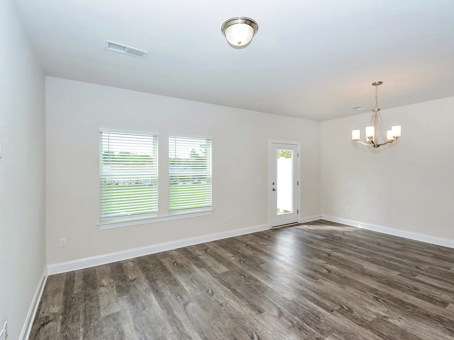 3 bed, 2.5 bath, 1601 sqft, $1,880 — Photo 2