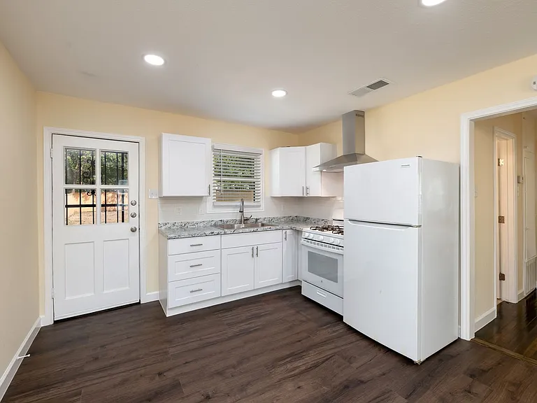 2610 Michigan Ave — Photo 8