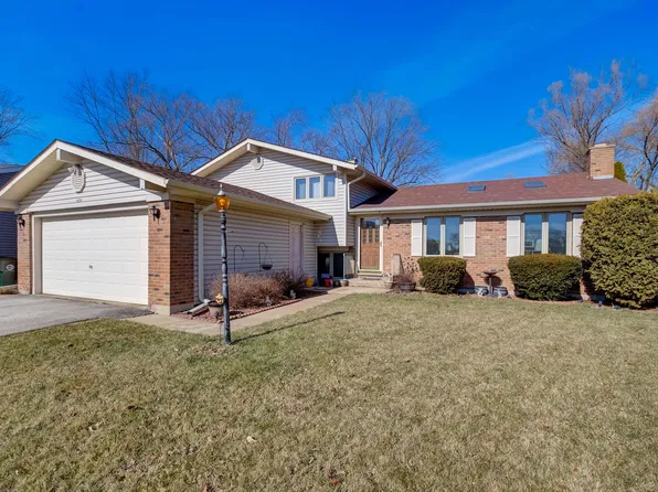 426 Shagbark Ln, Lindenhurst, IL 60046