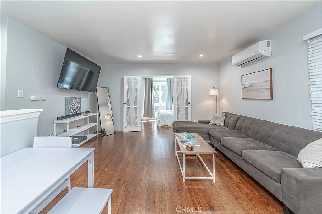 2 bed, 885 sqft, $2,000 — Photo 4