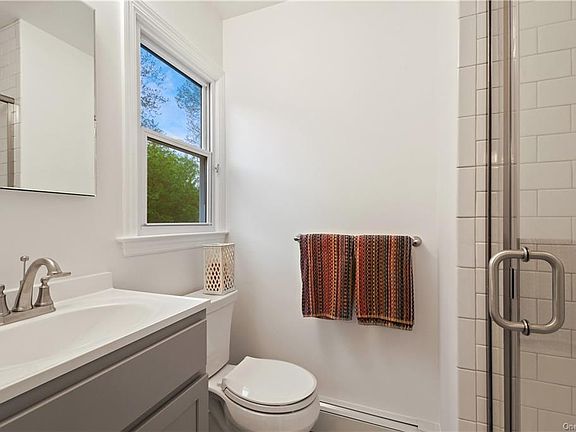 4th image of 17 Coralyn Ave