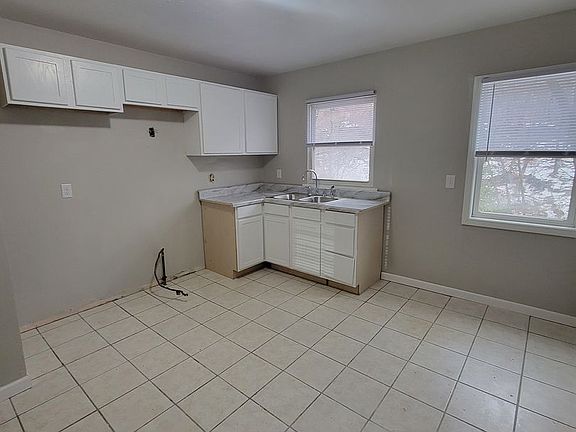 4th image of 156 Maywood Ave #2