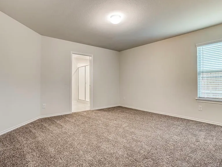 2426 Lupton St — Photo 7
