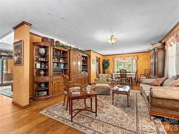 3rd image of 3 Westbridge Dr