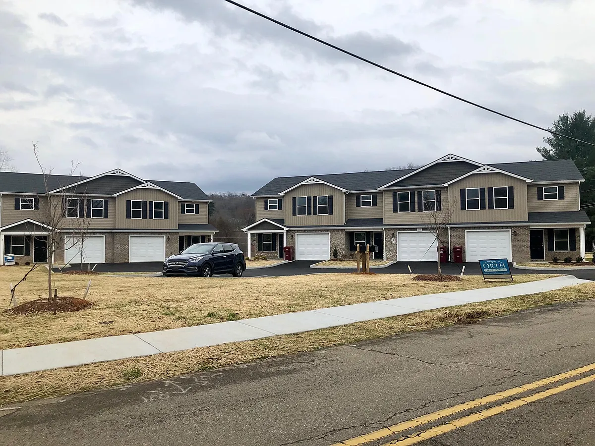 Building Photo - 2229 N Greenwood Dr #2