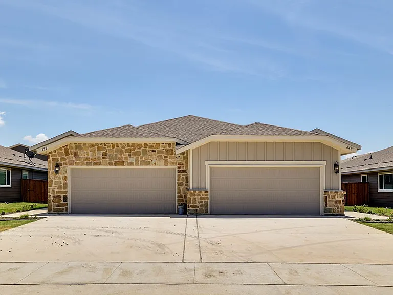 648 Blackland Dr — Photo 1