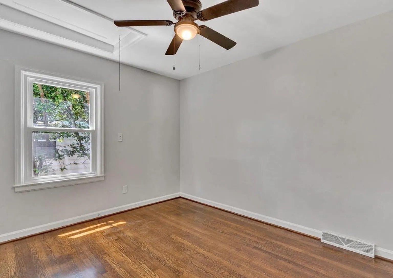 3 bed, 1.5 bath, 1114 sqft, $850 — Photo 3