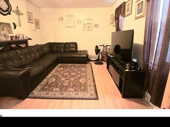 Spacious Comfortable Living Room, Cable Ready